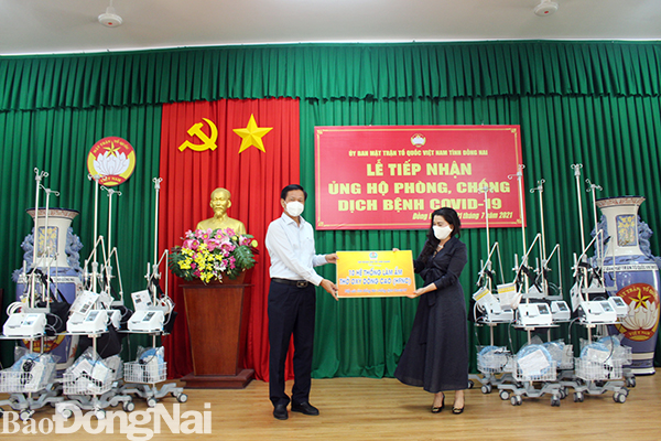 Đại diện Sở Y tế tiếp nhận bảng tượng trưng máy thở từ Quỹ từ thiện Kim Oanh