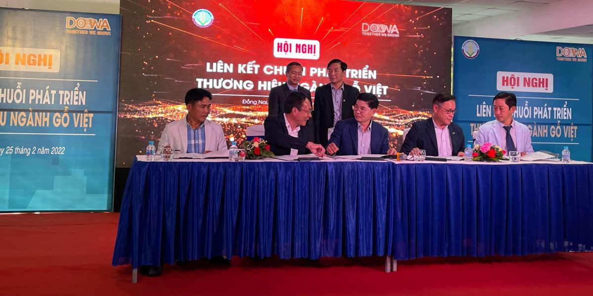 Các hiệp hội sản xuất gỗ địa phương Đồng Nai, TP. HCM, Bình Dương, Bình Định và Hiệp hội Gỗ và lâm sản Việt Nam ký kết hợp tác phát triển thương hiệu gỗ Việt.